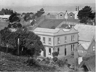 View looking from Tinakori Road, toward the Shepherds' Arms Hotel in Thorndon. Photographed by Alexander McKay, circa 1895.